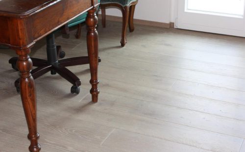 dettaglio pavimento in legno rovere grigio